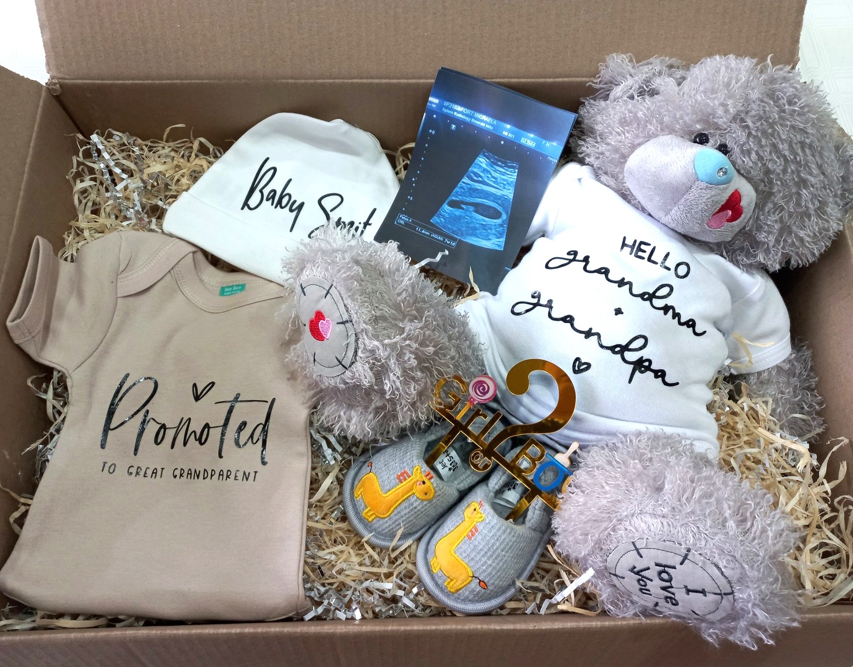 Personalised pregnancy announcement and keepsake gift box